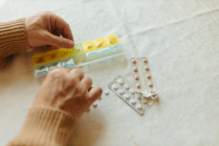 Antykoncepcja hormonalna – rodzaje, zalety, skutki uboczne